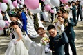 台湾・桃園市の陸軍基地で、合同結婚式に参加するカップル（2020年10月30日撮影）。(c)Sam Yeh / AFP