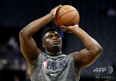 ザイオンが待望のNBAデビュー、4Qだけで17得点に「MVP」コール 写真1枚
