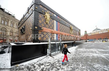 ヴィトンの「巨大スーツケース」撤去へ、モスクワの赤の広場 写真5枚