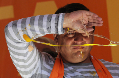 チェコ社会民主党党首、選挙集会で卵投げつけられる