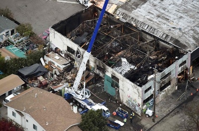 米カリフォルニア州の倉庫火災、冷蔵庫から出火か