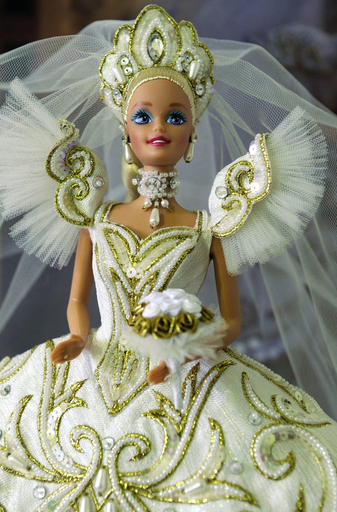 ドイツ東部でバービー人形誕生50周年の展覧会