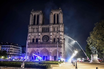 ノートルダム大聖堂、鎮火の見通し パリ消防当局