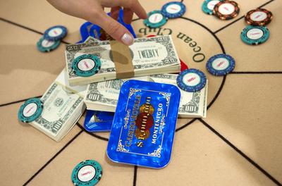 映画「007」オークション、D・クレイグ使用の水泳パンツなど50点