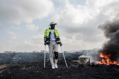 電子廃棄物を高級家具に、暗黒郷の労働者救う取り組み ガーナ