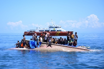 【今日の1枚】転覆船で助けを待つロヒンギャ難民 インドネシア
