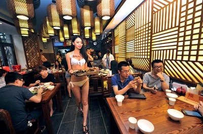 ビキニ姿で料理提供、中国のおかゆレストラン