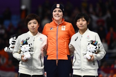 小平が銀メダル獲得、高木は銅 平昌五輪スピードスケート女子1000m