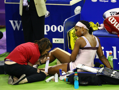 セレーナ 膝の負傷により初戦を途中棄権