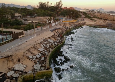 波の浸食で海岸遊歩道が崩壊、売店巻き込まれる リオ