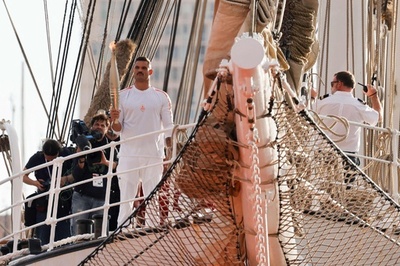 パリ五輪聖火が仏到着 マルセイユで盛大に式典