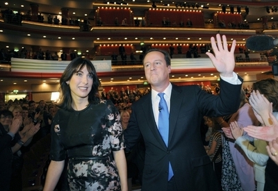 英首相夫妻、格安航空でプライベート旅行