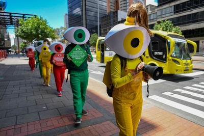 見ているよ…コロンビアで交通安全呼び掛け