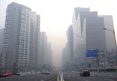 スモッグに覆われた北京、交通に乱れ
