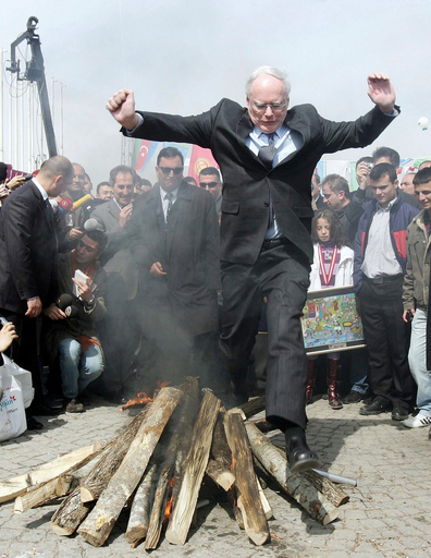 これもお仕事？たき火の上をジャンプする駐トルコ米大使