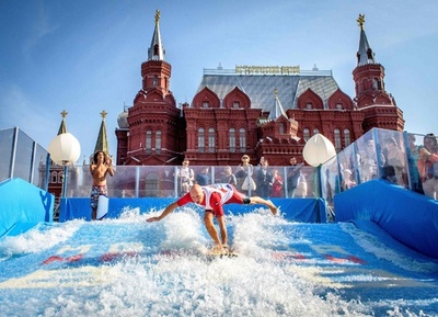 モスクワ中心部で水上スポーツ、市設立870年祝い
