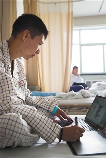 がんと闘いながら漫画を制作　中国・希少がんの患者