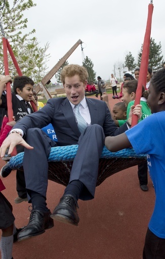 英ヘンリー王子、オープン前日のオリンピックパークを訪問