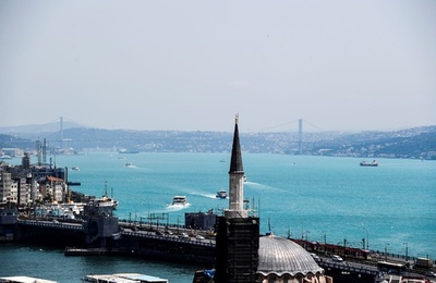 ボスポラス海峡が青緑色に、植物プランクトン増殖で トルコ