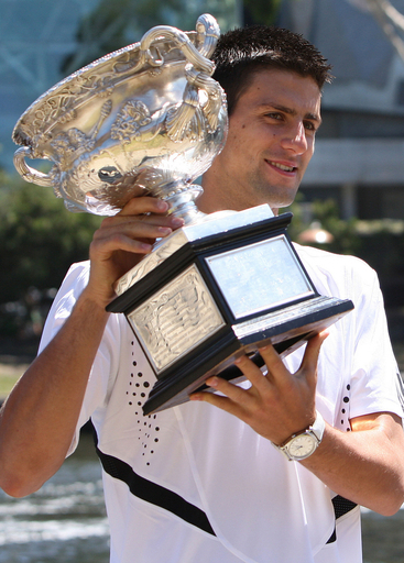 ジョコビッチ メルボルン市内で記念撮影に臨む