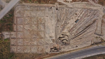 先史時代の遺跡から木製車両の部品と骨製スケート靴が出土 中国新疆