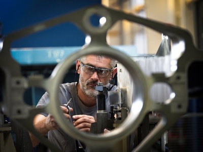 ウクライナに供与のカエサル榴弾砲、砲身の製造現場 仏