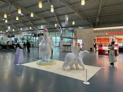 韓国・金浦と金海空港ラウンジ待合室が彫刻展示場に…29点展示