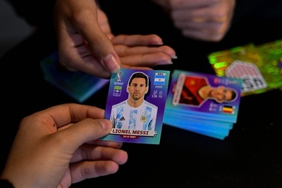 4年に一度の大流行、サッカーW杯ステッカーに南米熱狂