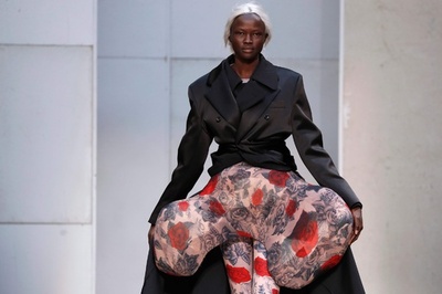 「コム デ ギャルソン」19年春夏コレクション発表