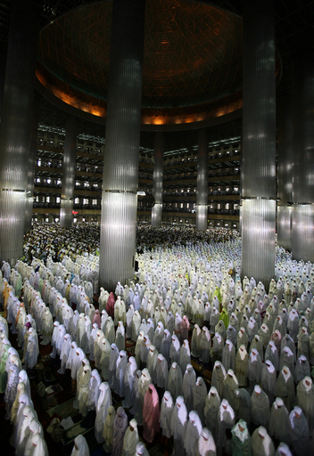 ラマダン明けの祭り「イード・アル・フィトル」、世界中のイスラム教徒が祝う