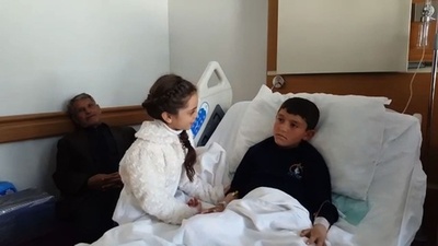 シリアの惨状伝えた少女、両脚失った少年見舞う トルコ