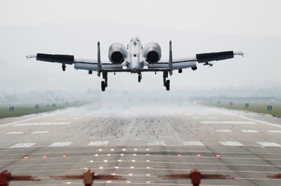 米韓合同軍事演習「マックス・サンダー」 離着陸する参加機