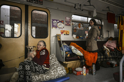 【今日の1枚】いつまで続く、地下鉄での避難生活