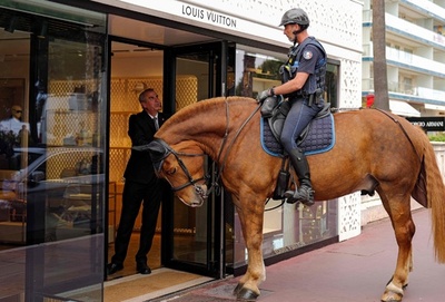 【今日の1枚】「馬は入店できますか？」 フランス