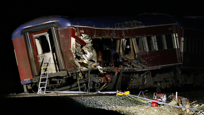 メルボルン行き旅客列車にトラックが衝突、10人死亡