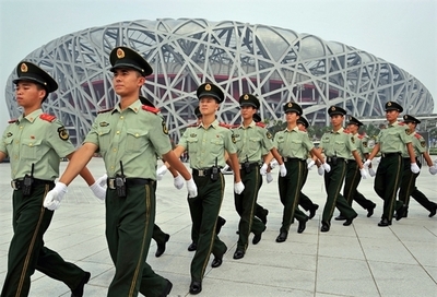 北京五輪警備の警察官らはもっと笑顔を、IOC委員