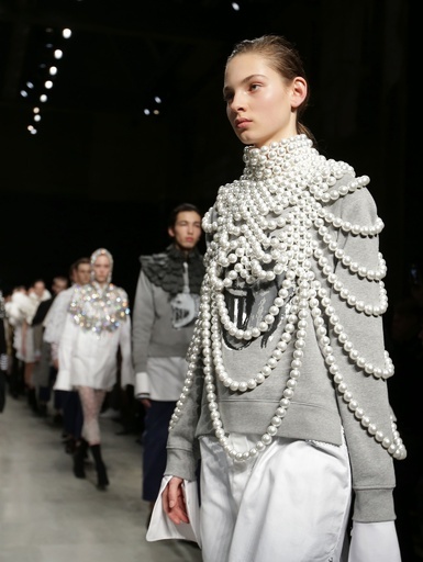 「バーバリー」17/18年秋冬