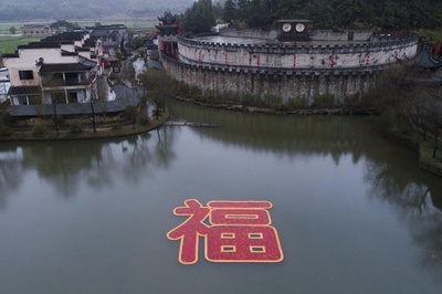 福が来た！6666匹の赤い鯉で作った巨大な「福」江西・婺源