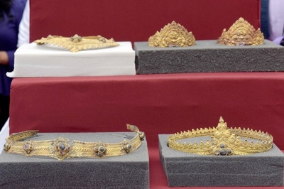 アンコールワットから盗難の黄金の装飾品、英国からカンボジアに返還