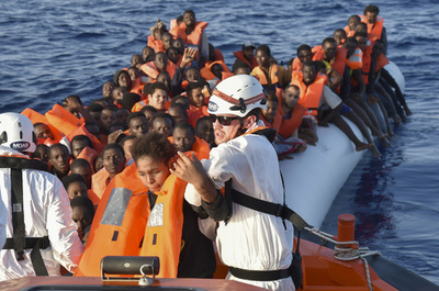 リビア沖で移民救助のNGO、密航業者と連絡か 伊当局者が指摘