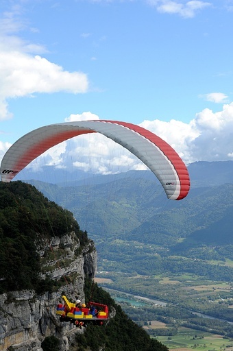 仮装パラグライダー大集合、仏南東部で「イカロス杯」