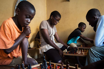 チェスが与える希望、ウガンダのスラムの子供たち