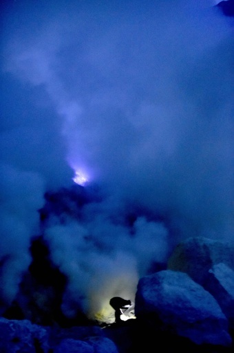 幻想的な青い炎のイジェン火山、昼は過酷な硫黄鉱山 インドネシア