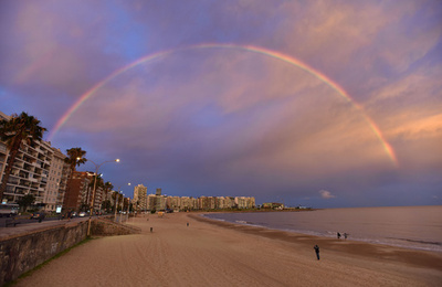 海辺の夕空に雄大な虹、南米ウルグアイ
