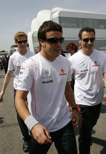 ＜07 F1・第4戦 スペインGP＞決勝を控えアロンソがパドック入り - スペイン