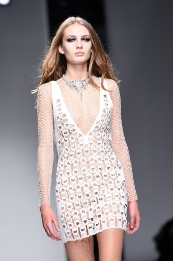 「アトリエ ヴェルサーチ」16年春夏パリ・オートクチュール