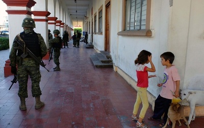 メキシコ軍、自警団と衝突で死者 西部で治安作戦