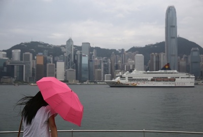 「胸で警官に暴行」、香港の女に実刑判決