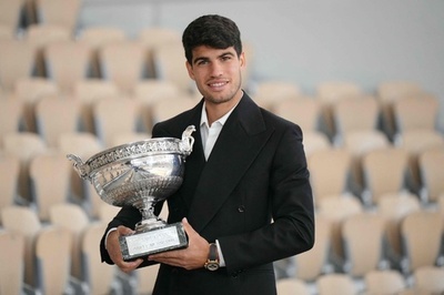 全仏OP初制覇のアルカラス 大会会場で記念撮影