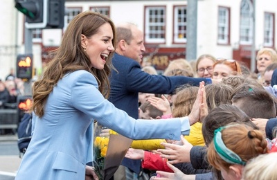 英皇太子夫妻、北アイルランド訪問 市民と交流